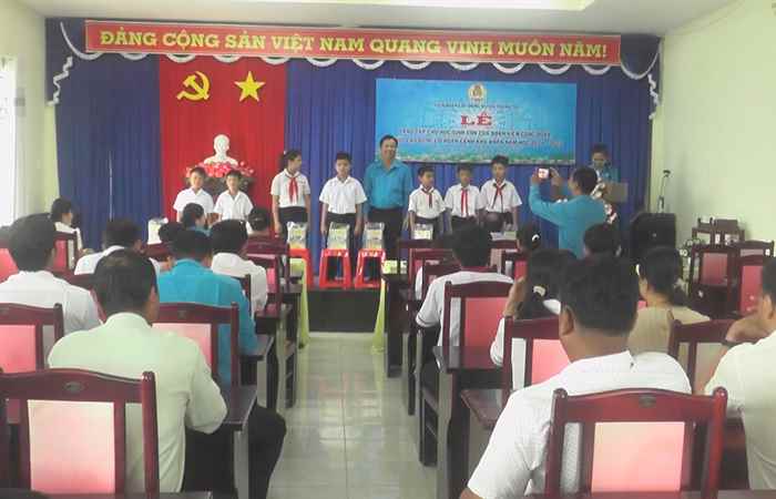 Thạnh Trị: LĐLĐ huyện trao tập cho con của đoàn viên, người lao động có hoàn cảnh khó khăn